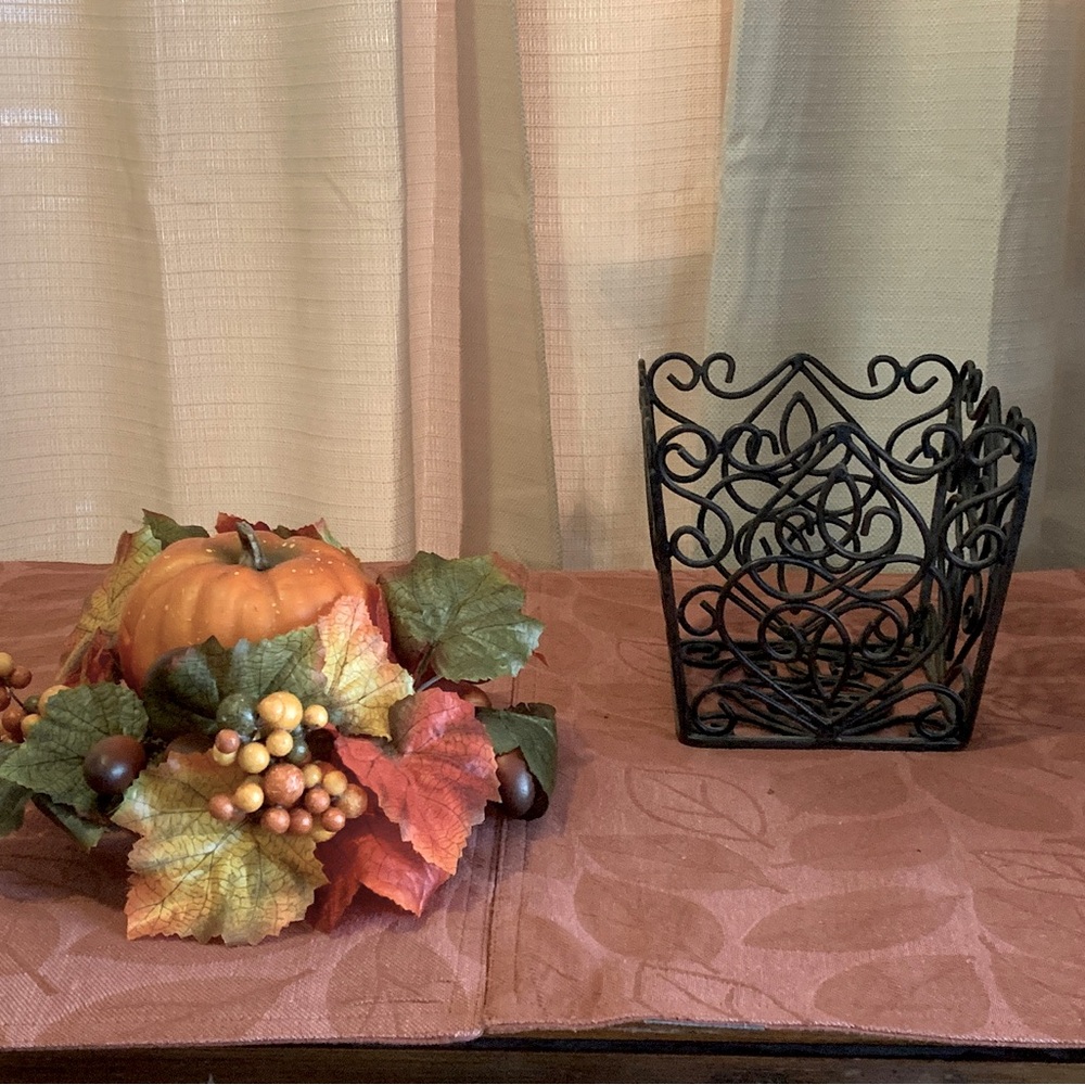 Southern Living at Home Wire Basket or Plant Holder Overlapping Hearts Design